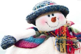 Симпатяга снеговик в вязаном шарфе